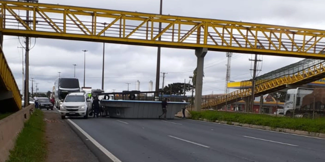 Piscina se desprende de veículo e complica trânsito na Souza Naves em PG