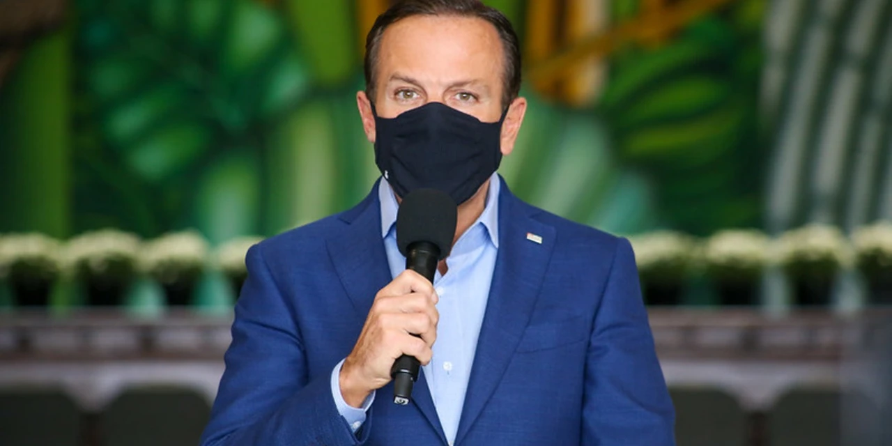 Doria pede 'calma' a Bolsonaro e diz que vai vaciná-lo com a anti-rábica do Butantan