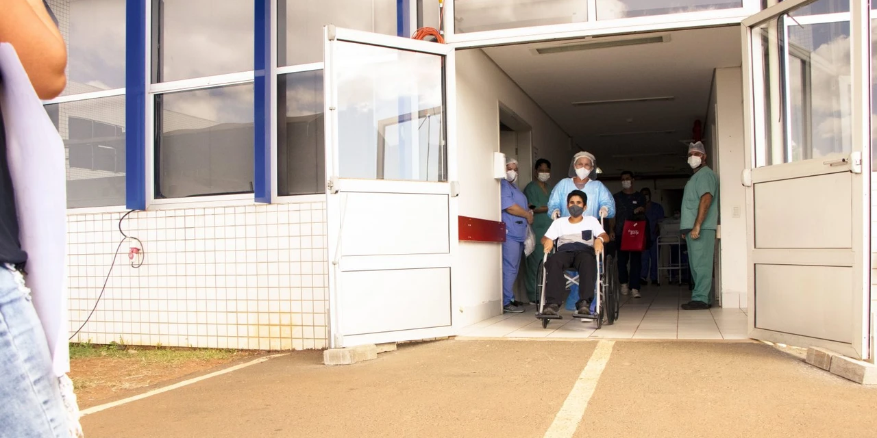 Vídeo: Veja como foi a saída de Breno, paciente de 12 anos que ficou treze dias internado com a COVID-19 no HU-UEPG