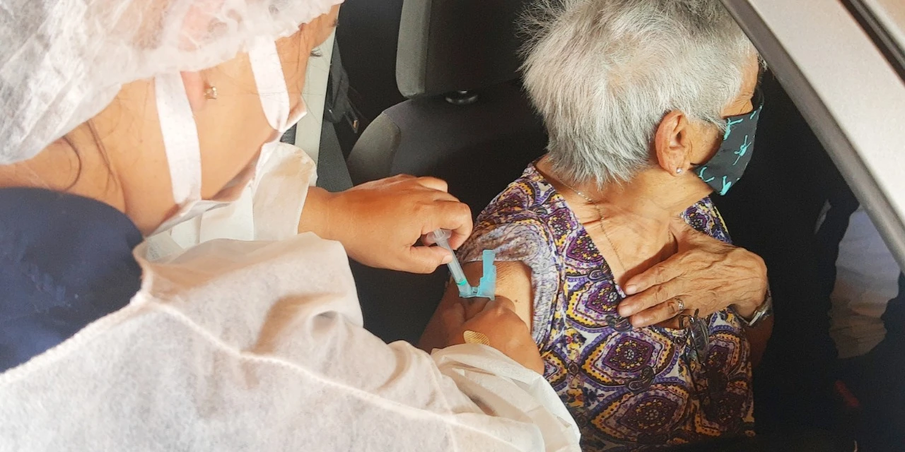 COVID-19: Com 3.500 cadastros de ontem para hoje, pessoas de 66 e 67 devem aguardar chegada de novas doses para vacinação em PG