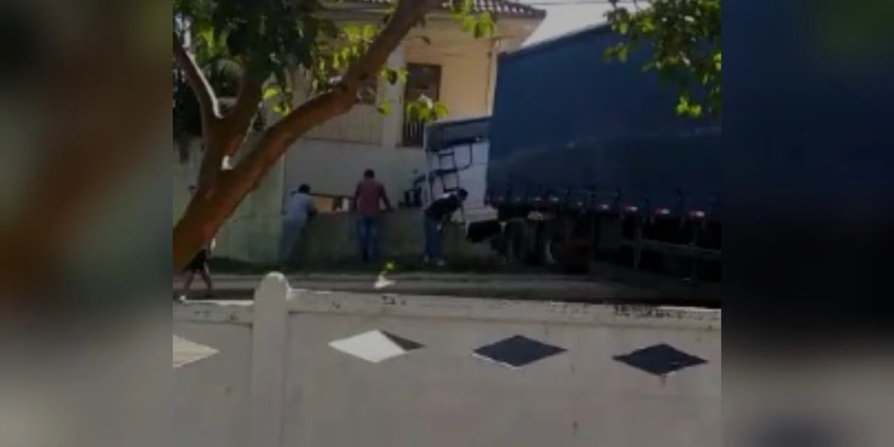 Vídeo: Caminhão desgovernado invade residência no Bonsucesso na manhã deste domingo (11)