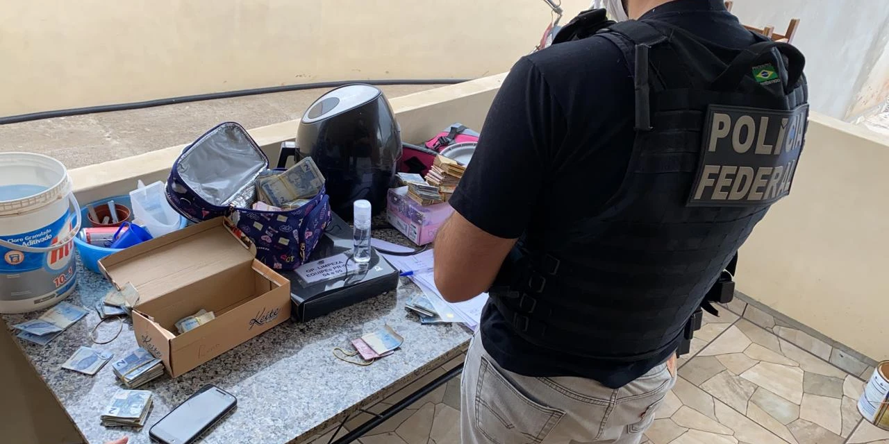 Fotos: PF deflagra operação contra a comercialização de cigarros contrabandeados em Ponta Grossa