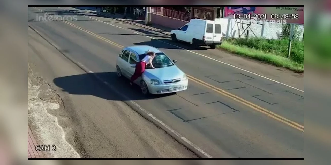 Vídeo: Câmeras flagram mulher sendo arrastada em carro após briga com ex-marido no Paraná