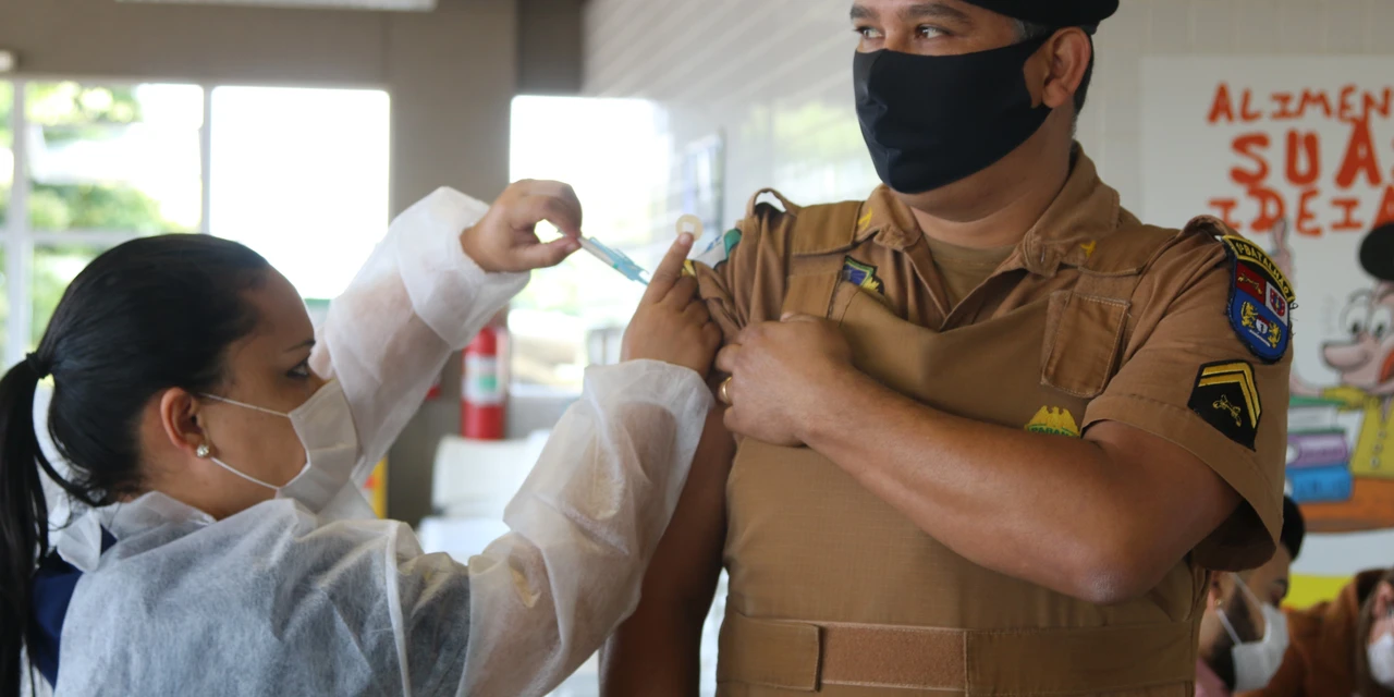 Policiais Militares recebem vacina contra COVID-19 em PG