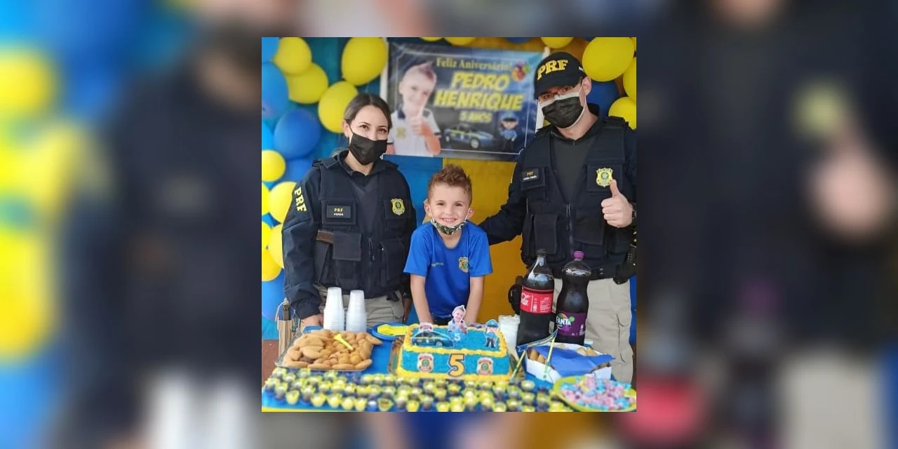 Menino recebe visita surpresa da PRF em festa de aniversário no Paraná