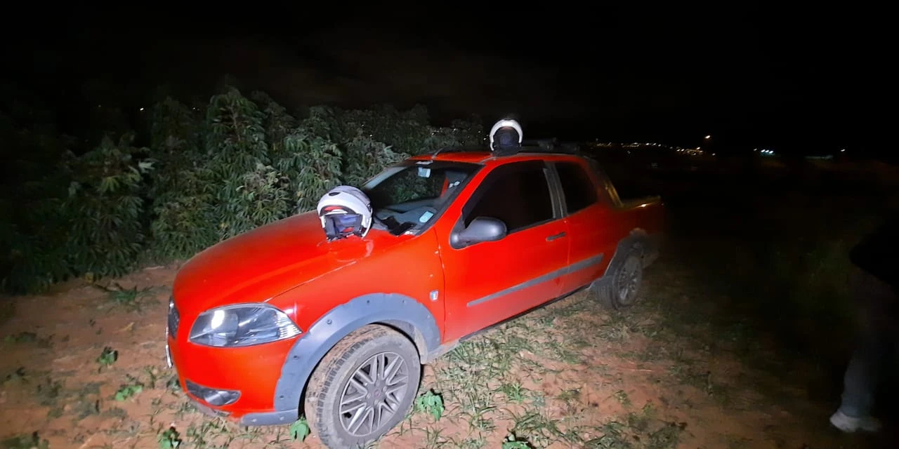 Assaltantes em fuga perdem controle do veículo e caem em terreno em PG