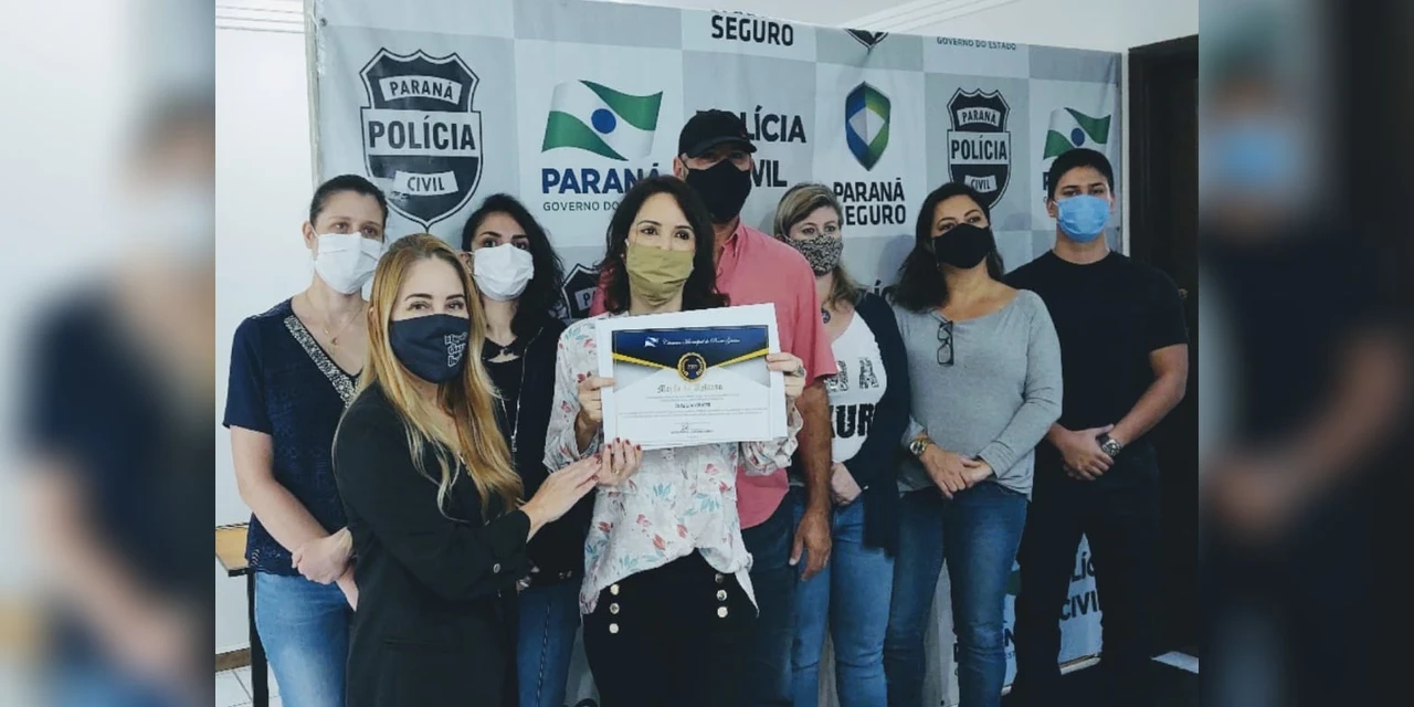 Delegada Cláudia Krüger recebe moção de aplauso pela Câmara de PG