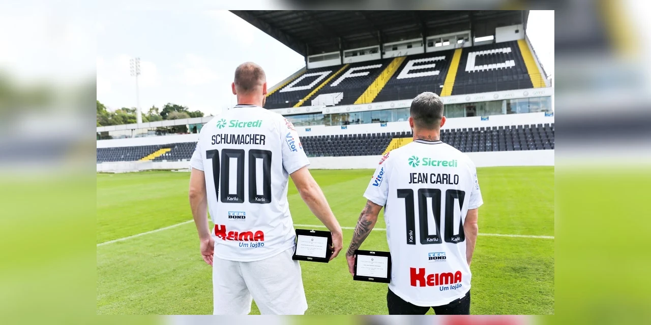 Jean Carlo e Schumacher recebem camisas comemorativas e placas pela marca de 100 jogos no Operário