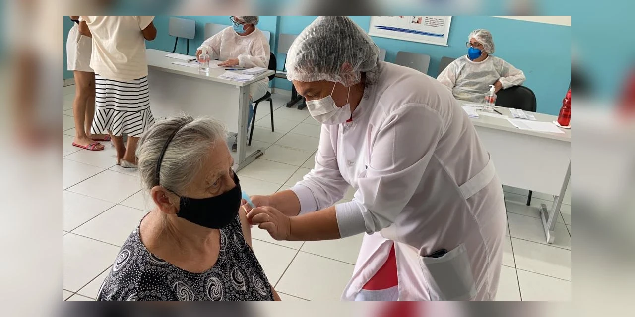 Pessoas de 64 a 69 anos recebem vacina contra COVID-19 neste domingo (18) em PG; confira locais de vacinação
