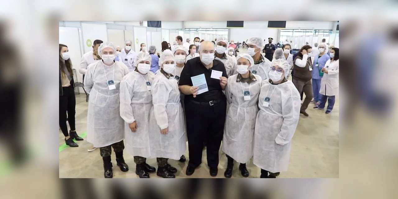 Prefeito de Curitiba, Rafael Greca recebe vacina contra COVID-19