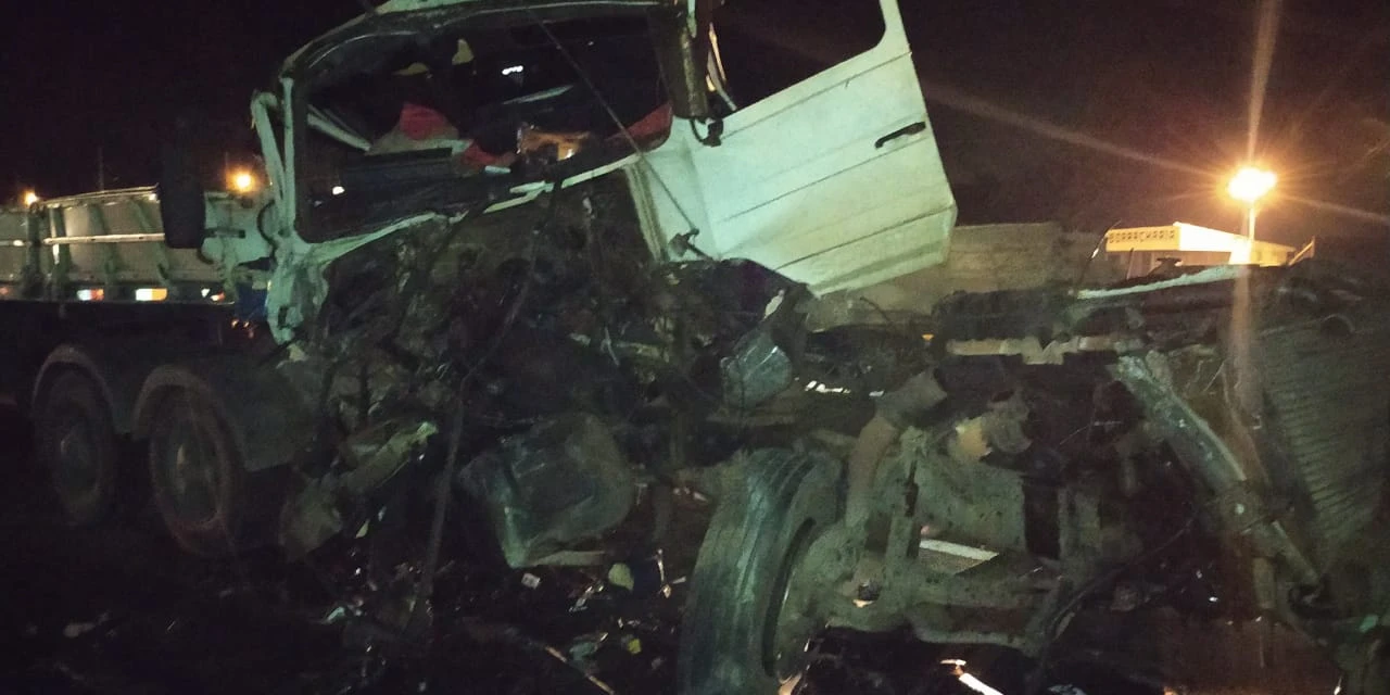 Fotos: Caminhão causa acidente e motorista fica ferido ao atingir traseira de outro veículo nos Campos Gerais
