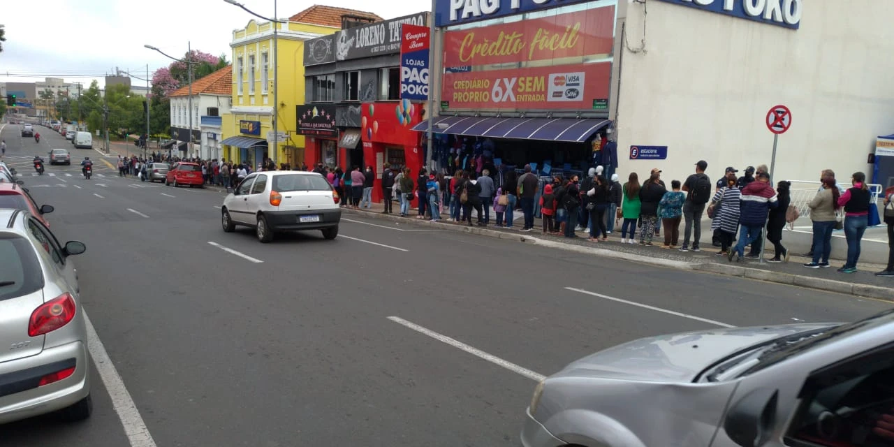 Vídeo: Com duas quadras de fila, cadastro para vale-mercado reúne centenas de pessoas no Centro de PG