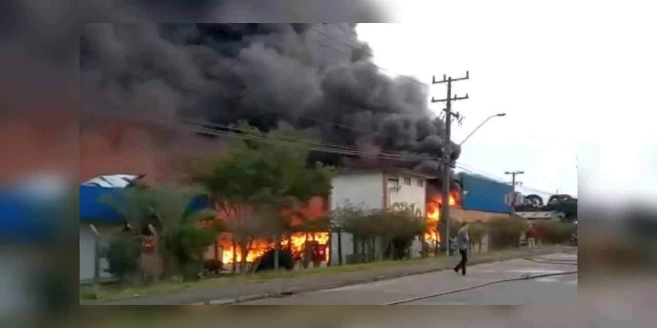 Incêndio de grandes proporções destrói fábrica de plástico em Fazenda Rio Grande