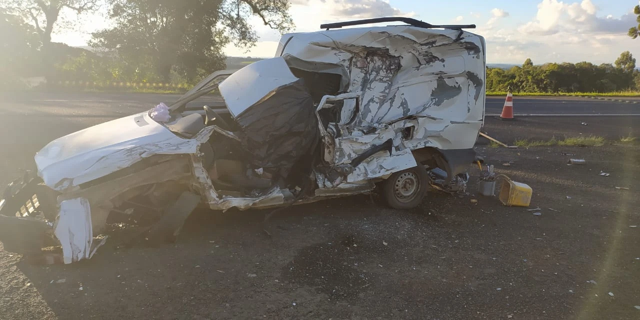 Fotos: Motorista morre em acidente na BR-373 após caminhão invadir pista contrária