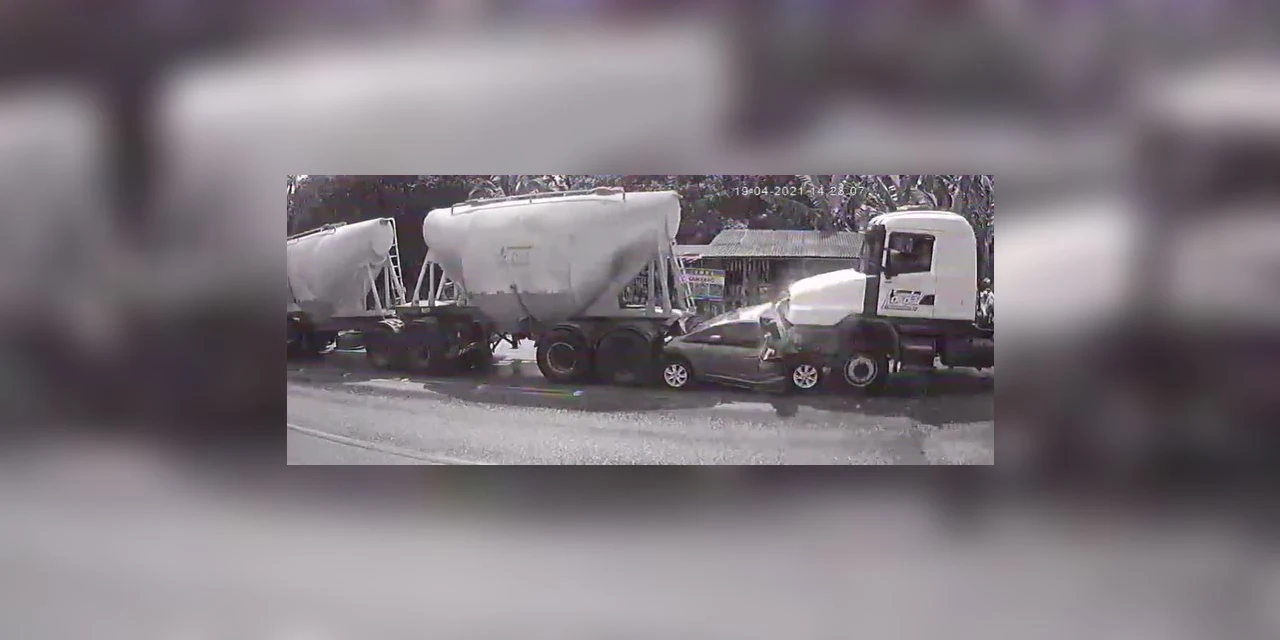 Impressionante! Câmeras registram carro sendo esmagado em acidente que deixou cinco mortos em rodovia