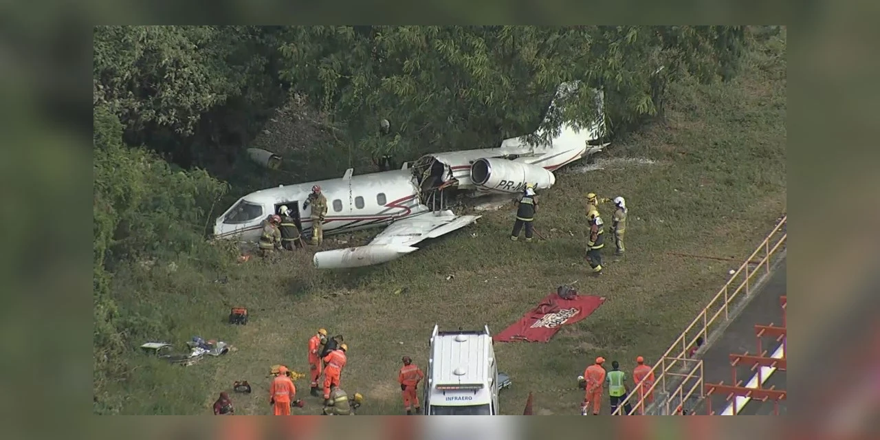 Avião cai no Aeroporto da Pampulha, em Belo Horizonte; Bombeiros trabalham no resgate das vítimas