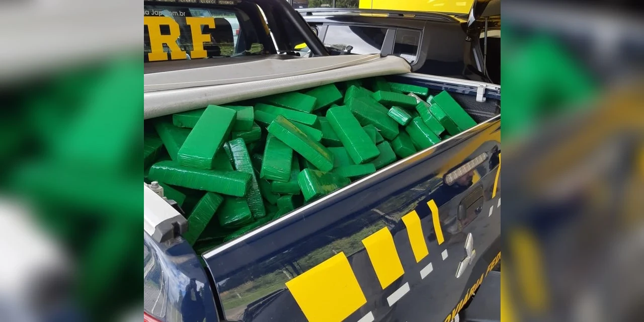 Fotos: Durante feriado de Tiradentes, PRF apreende mais de meia tonelada de maconha e prende 12 pessoas no Paraná