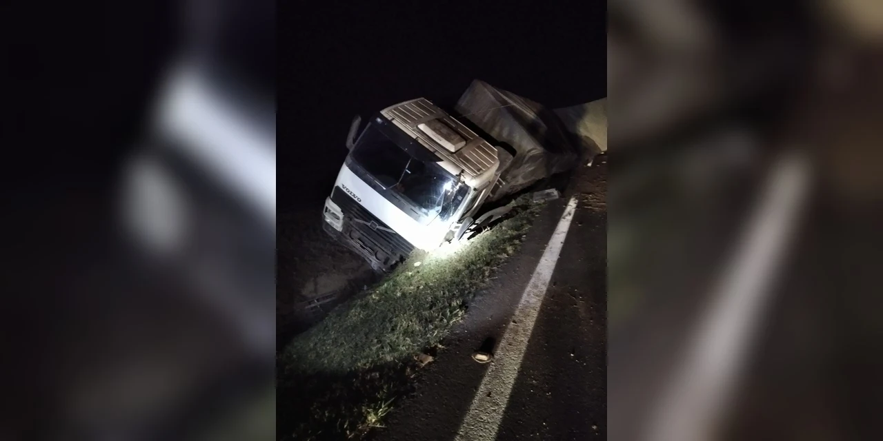 Motorista perde controle de caminhão, sai da pista e fica ferido na BR-376 em PG