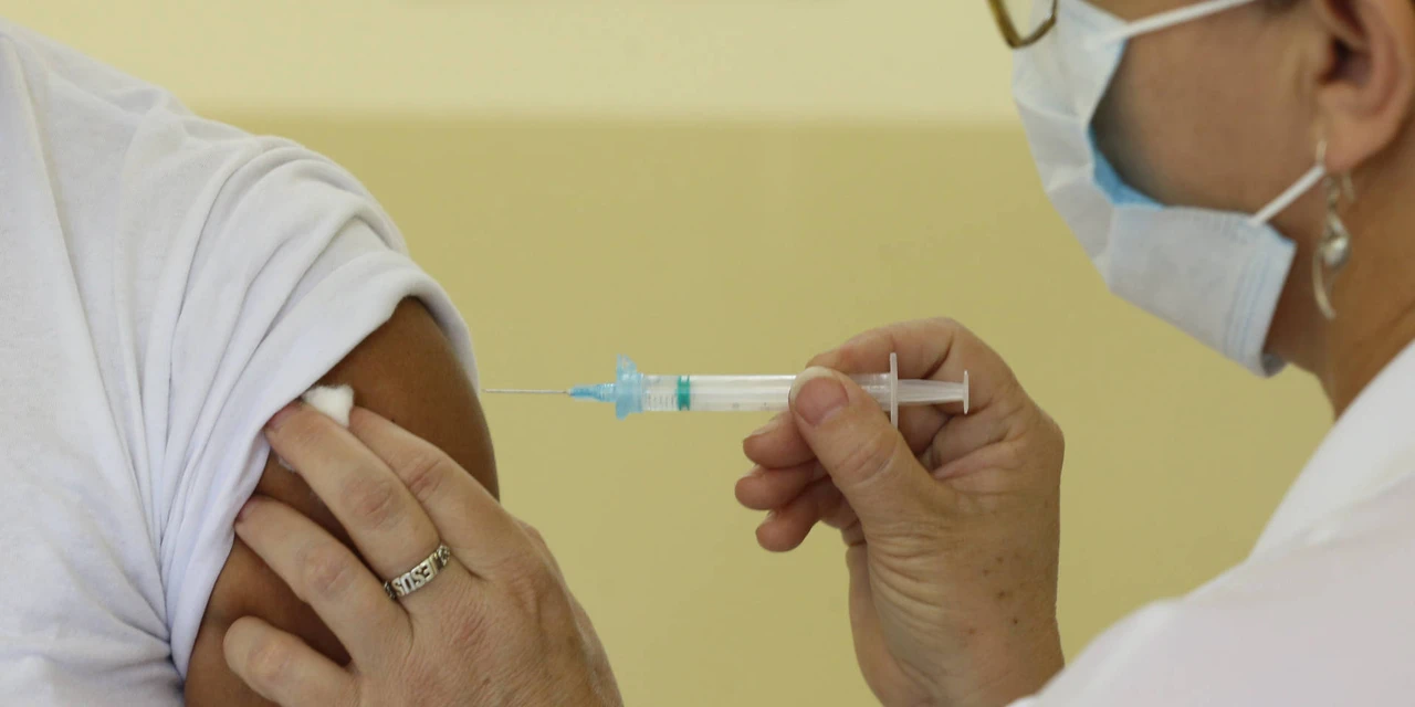 Mais de 16 mil pessoas tomaram doses trocadas de vacina contra COVID, diz jornal