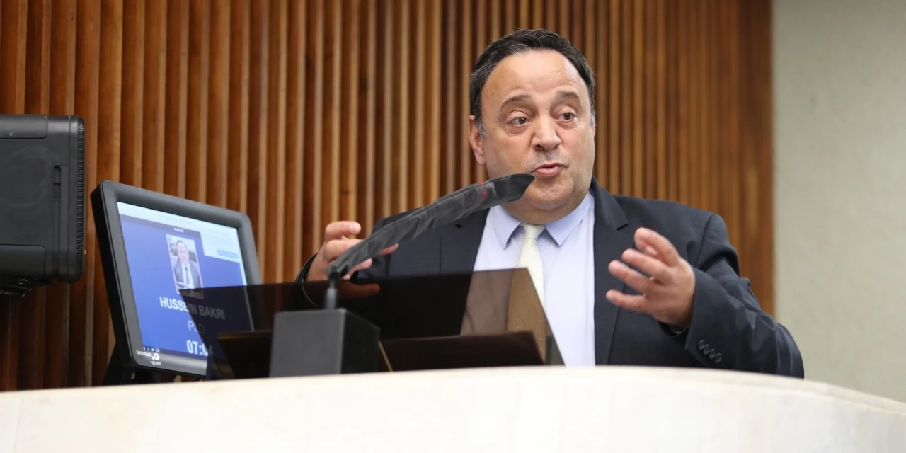 Vídeo: Deputado Hussein Bakri anuncia planejamento para vacinar profissionais da educação no Paraná