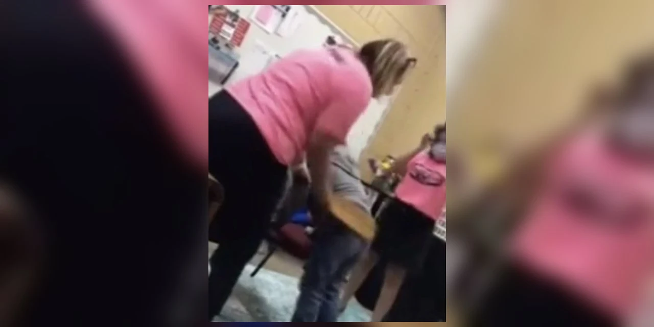 Vídeo inacreditável: Mãe flagra professora batendo na filha com pedaço de madeira e filma agressão