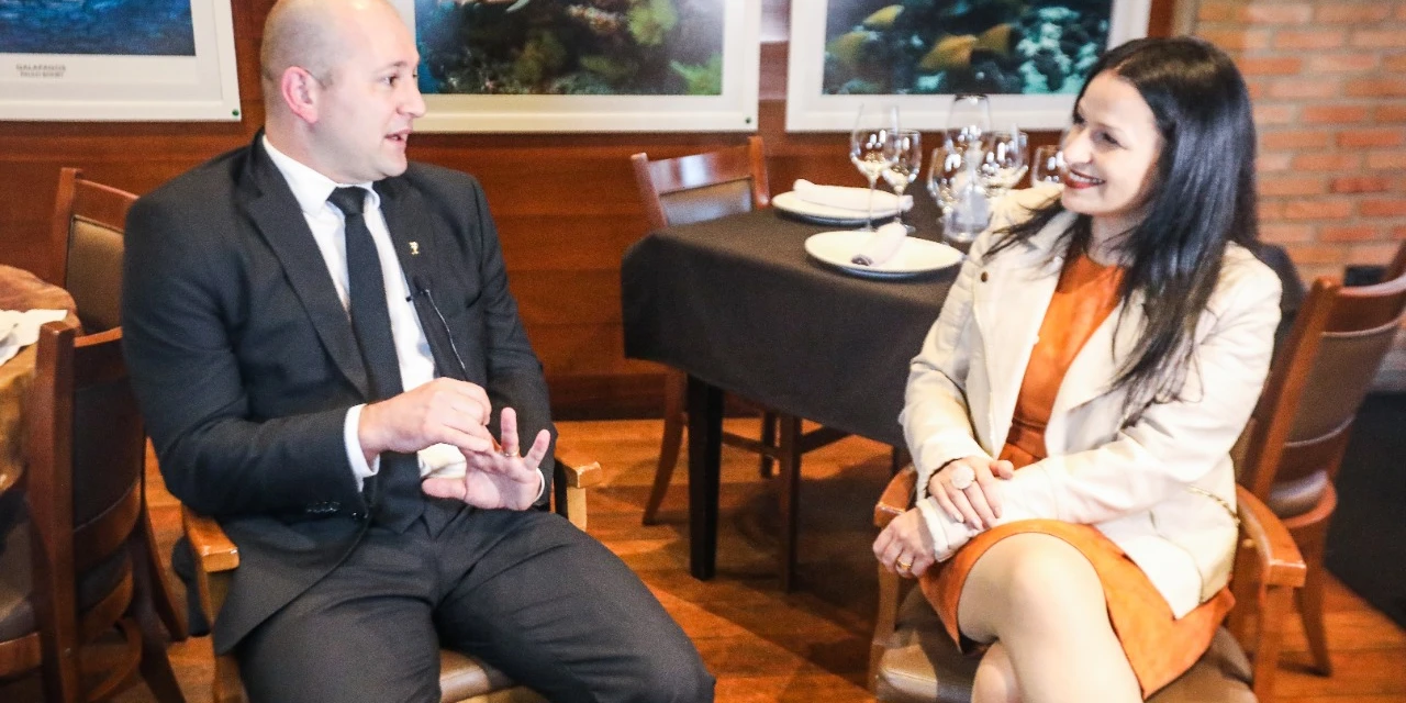 Vinhos & Viagens: Conheça o profissional que comanda a melhor carta de vinhos do Brasil