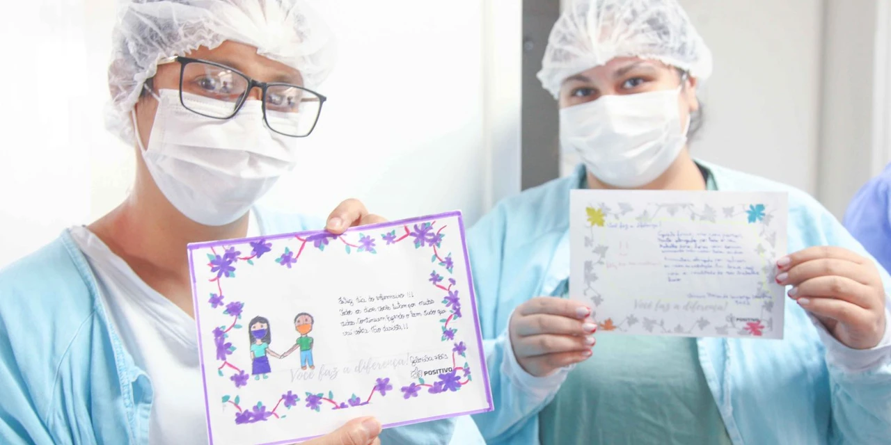 Profissionais de enfermagem do HU-UEPG recebem cartinhas de apoio de estudantes