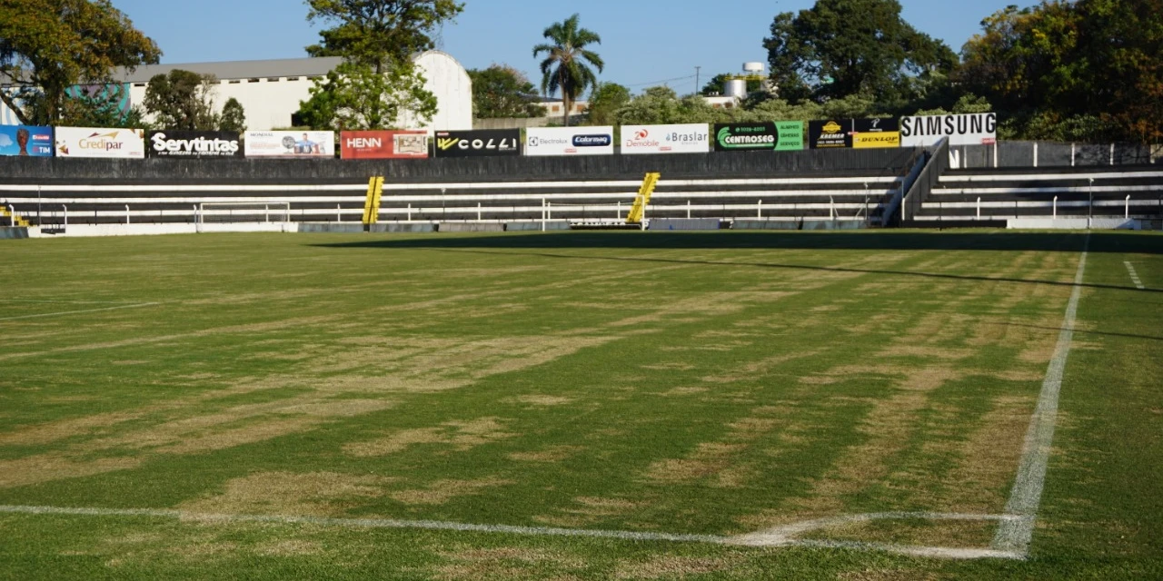 Operário inicia o plantio da grama de inverno no Estádio Germano Krüger
