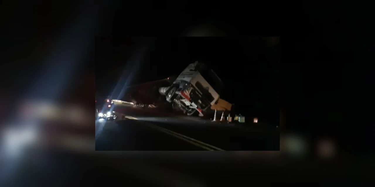 Vídeo: Caminhão é destombado na madrugada após acidente na PR-151 em Ponta Grossa