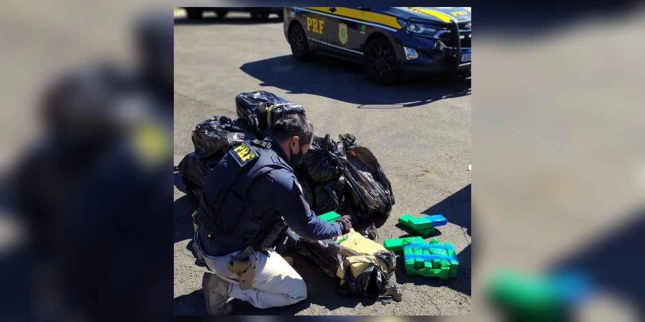 PRF recupera veículo roubado e apreende quase meia tonelada de maconha no Paraná