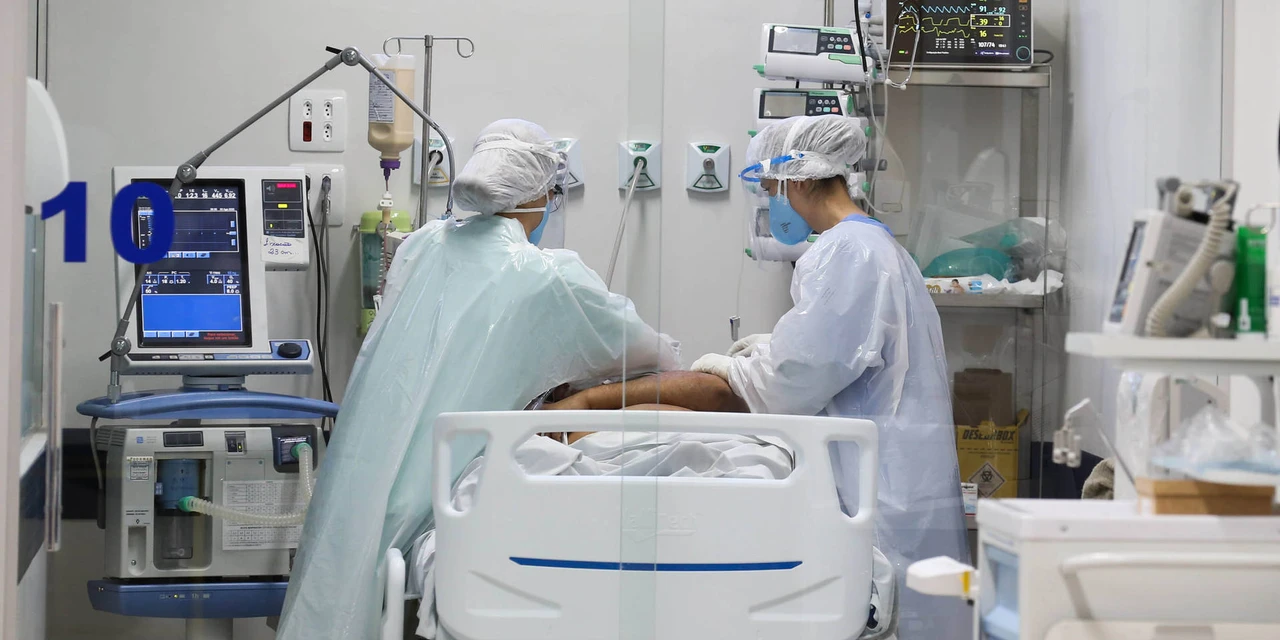 Mais de mil pacientes estão na lista de espera por leitos COVID-19 no Paraná