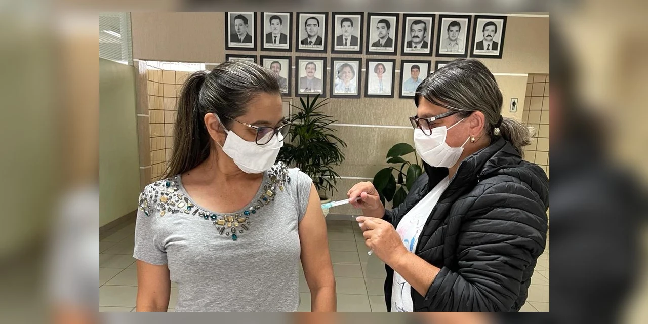 Paraná já vacinou mais de 30 mil profissionais da educação contra COVID-19