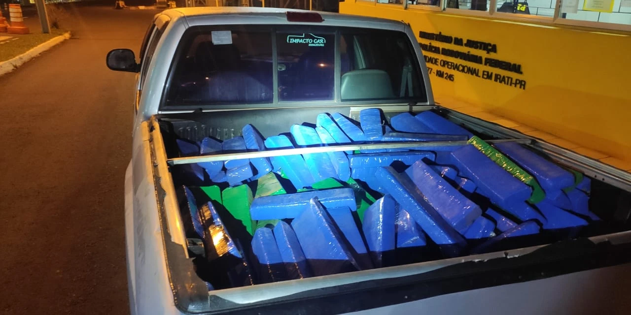 Vídeo: Motorista abandona caminhonete com mais de 260 kg de droga nos Campos Gerais