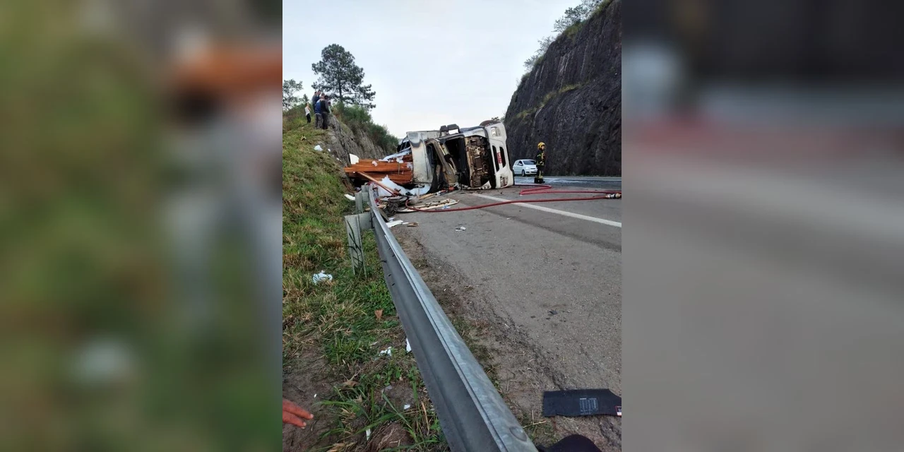 Fotos: Carreta tomba e mata ciclistas e motociclistas em trágico acidente em Balneário Camboriú