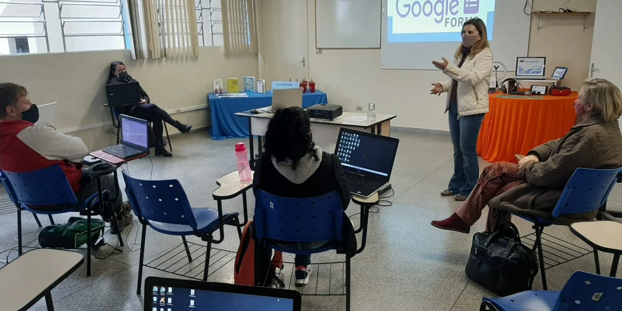 Professores de Castro participam de formação para uso de tecnologia nas aulas