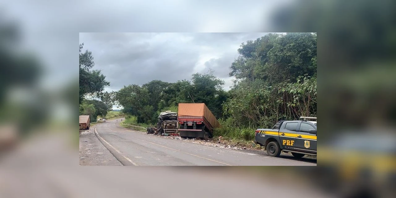 Caminhão com 50 mil maços de cigarros se envolve em acidente e é apreendido no Paraná
