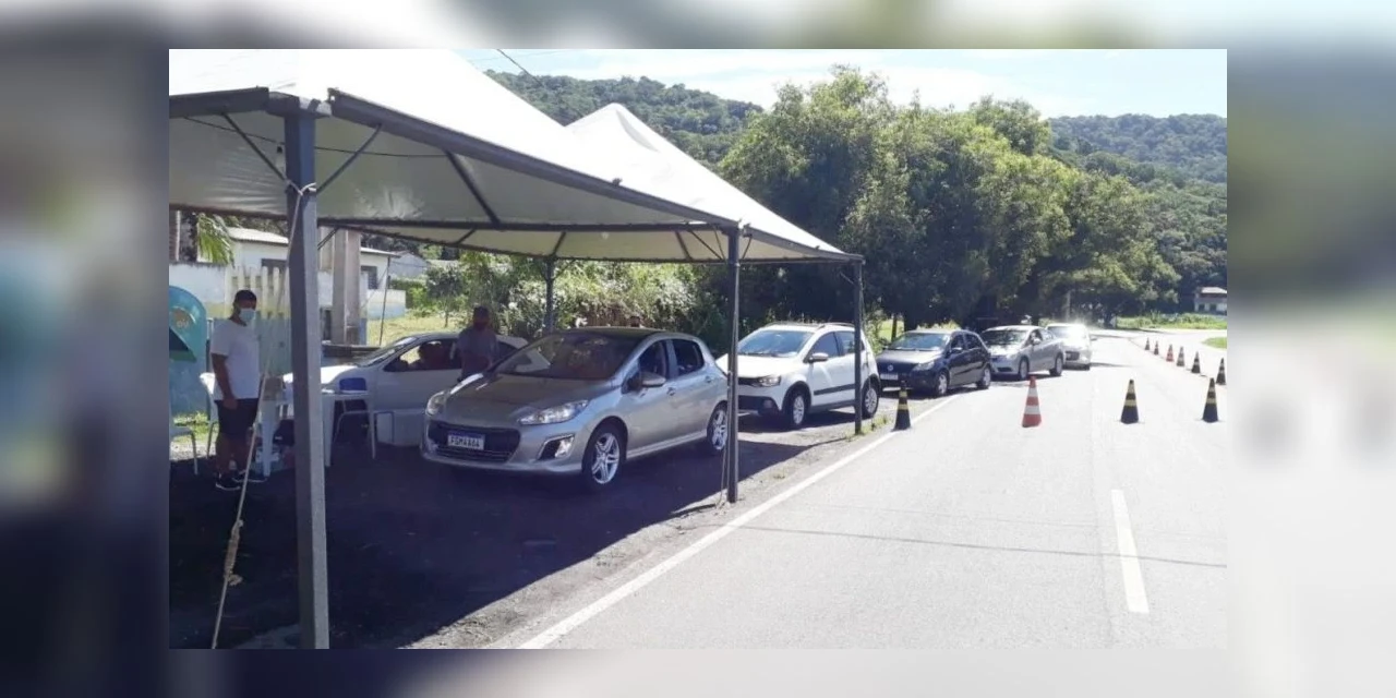 Barreiras sanitárias impedem entrada de turistas em três municípios do Litoral do PR neste final de semana