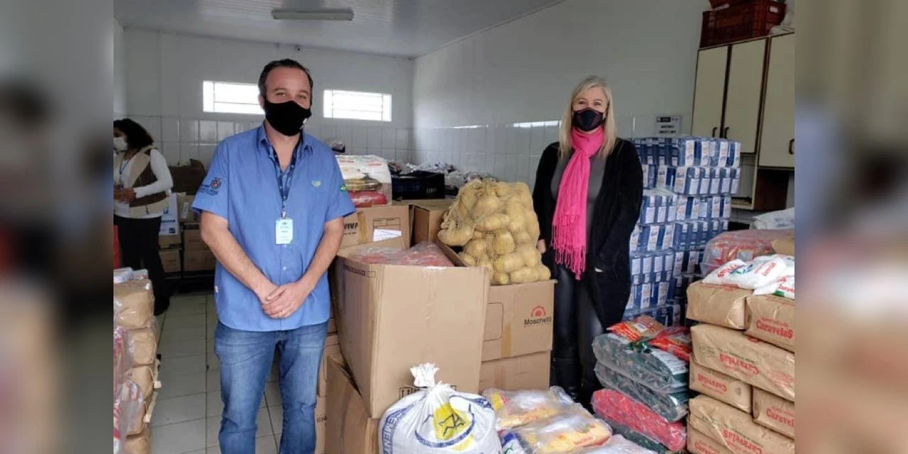 Cerca de 60 famílias de PG recebem alimentos arrecadados durante distribuição de mudas nativas