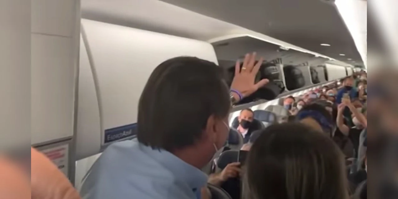 Em vídeo, passageiros de voo gritam 'fora, Bolsonaro' e 'genocida' a presidente; assista