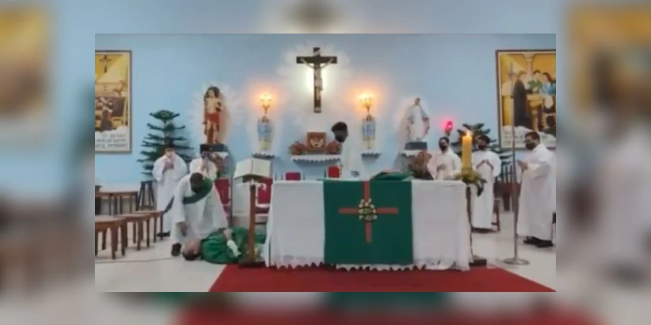 Vídeo: Padre passa mal e desmaia durante missa transmitida ao vivo