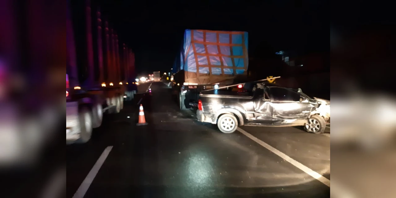 Acidente entre carro e caminhão termina com os dois motoristas presos por embriaguez ao volante
