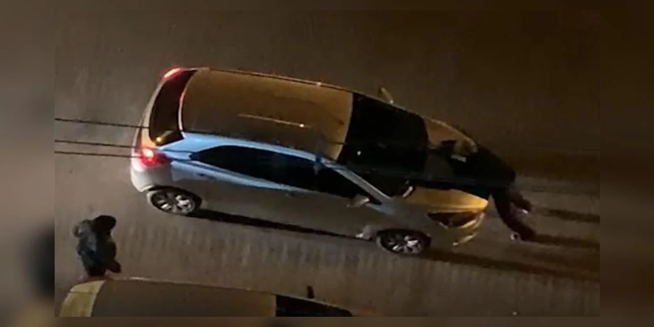 Vídeo: Mulher invade casa do ex, pega chave do carro e acelera com homem no capô no Paraná