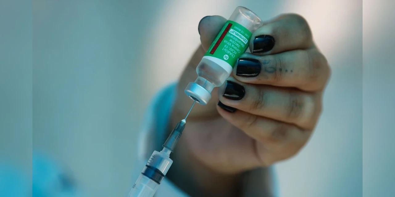 Estudos avaliam aumentar o intervalo entre doses da vacina AstraZeneca