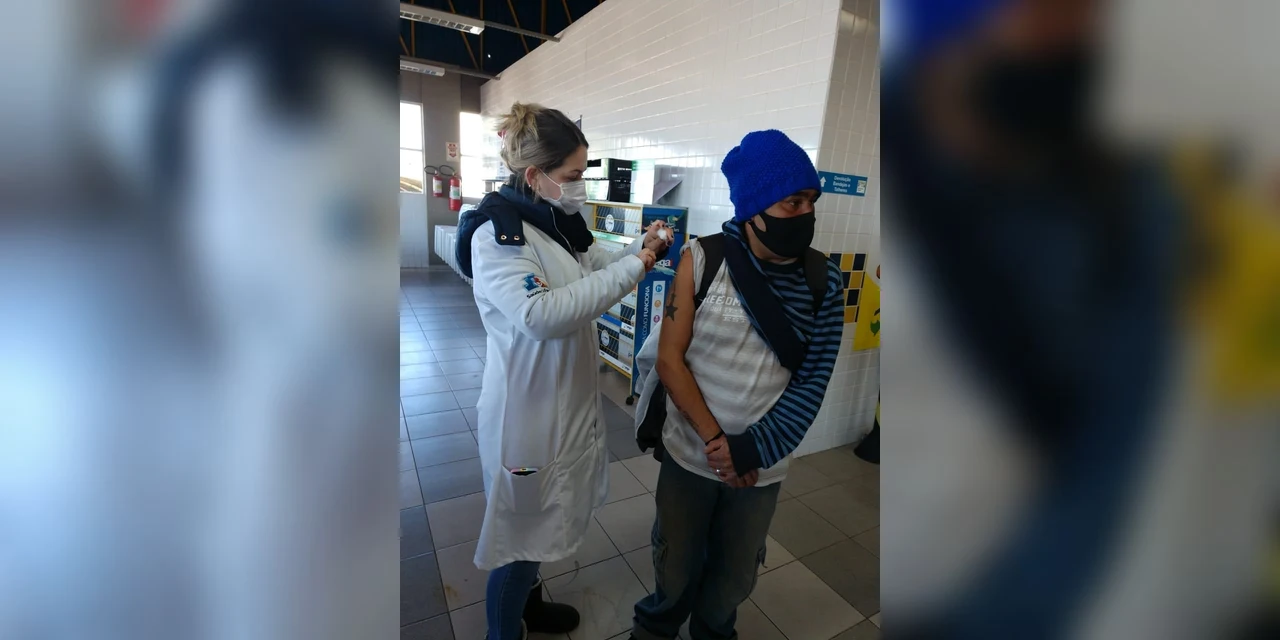 Prefeitura de PG vacina moradores de rua contra COVID-19