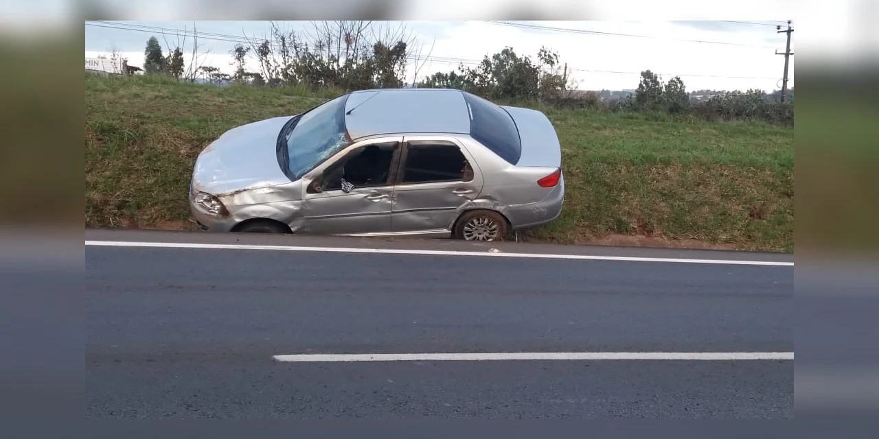Após colidir contra barranco, carro capota e deixa duas vítimas na BR-376 em PG
