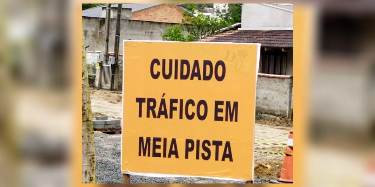 Placa com erro chama atenção em obra e viraliza na internet