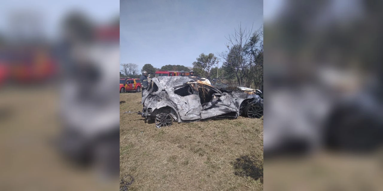 Carro pega fogo após colidir contra poste na BR-376 em PG
