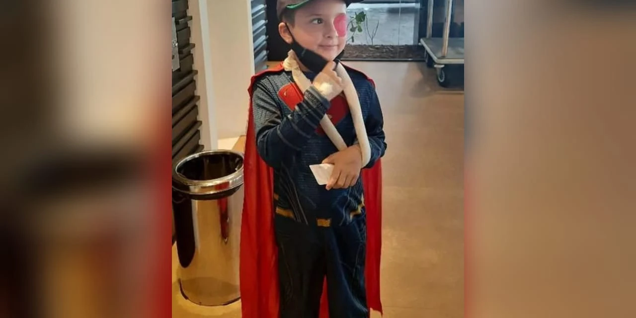 Menino que caiu de brinquedo no Beto Carrero recebe alta vestido de super-herói