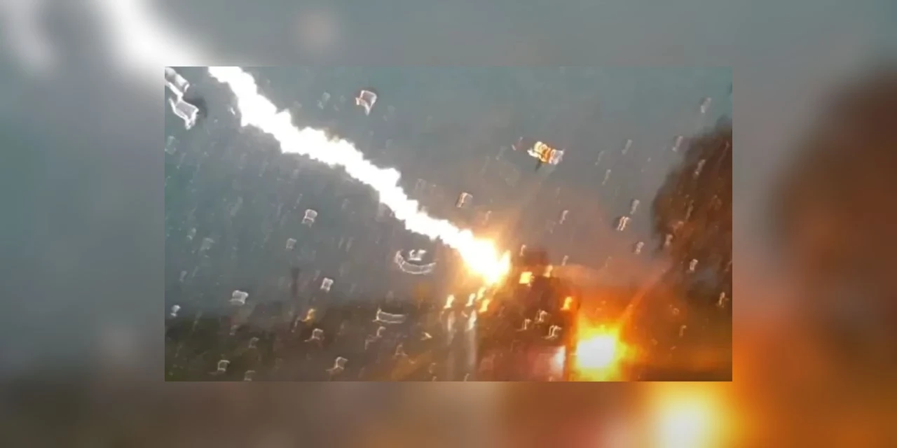 Vídeo flagra momento em que raio atinge carro com crianças em estrada; veja