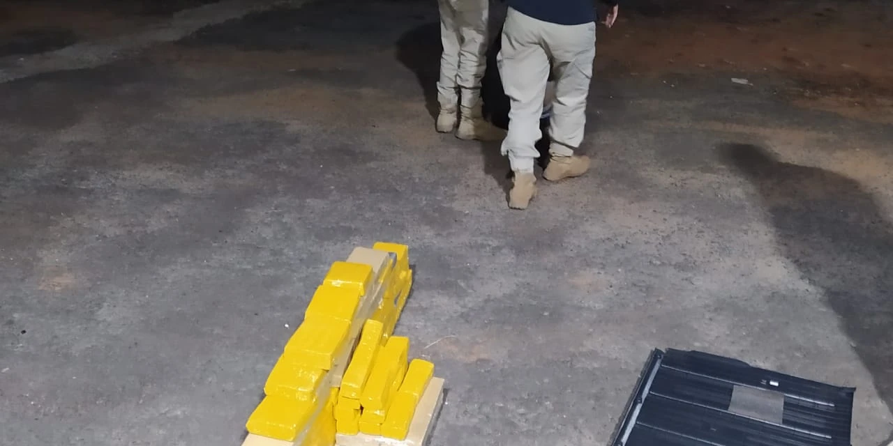 Vídeo: Casal é preso com 69 kg de maconha em fundo falso de carro em Ponta Grossa